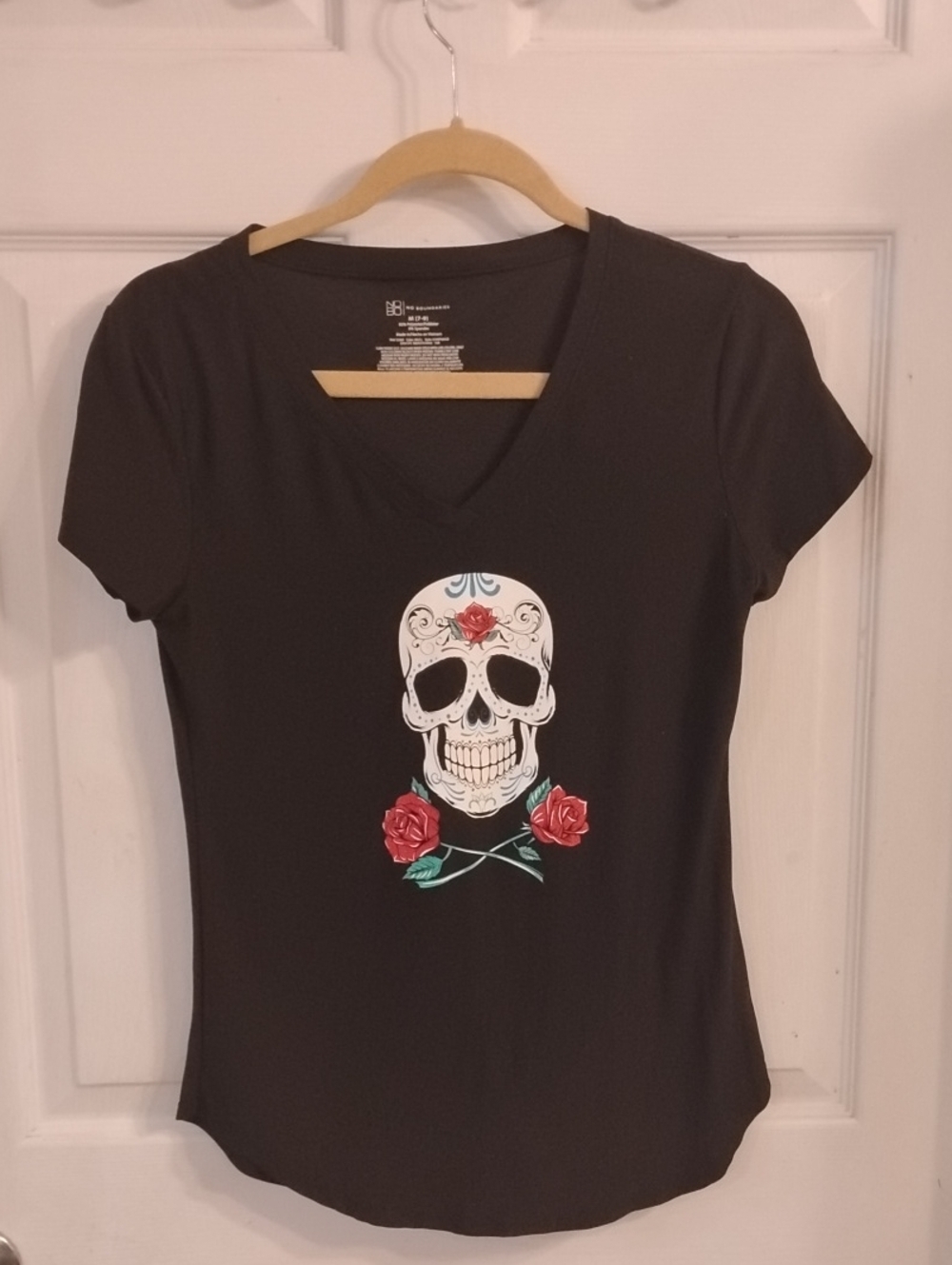 No Boundaries Black Short Sleeve V-Neck Tee with Sugar Skull & Red Roses, Size M